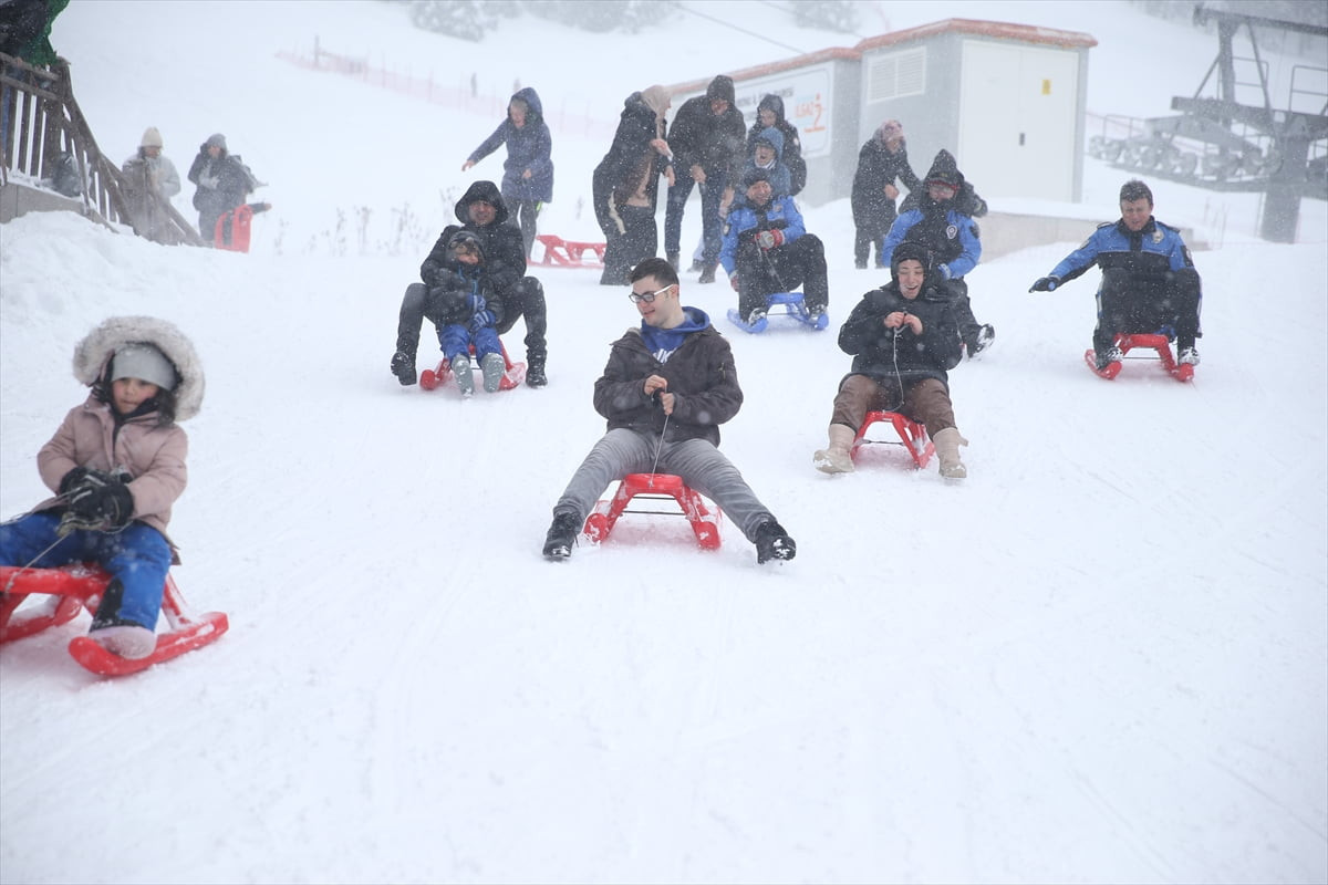 Kastamonu'da özel gereksinimli bireyler ve aileleri, Ilgaz Dağı'ndaki Yurduntepe Kayak Merkezi'nde...