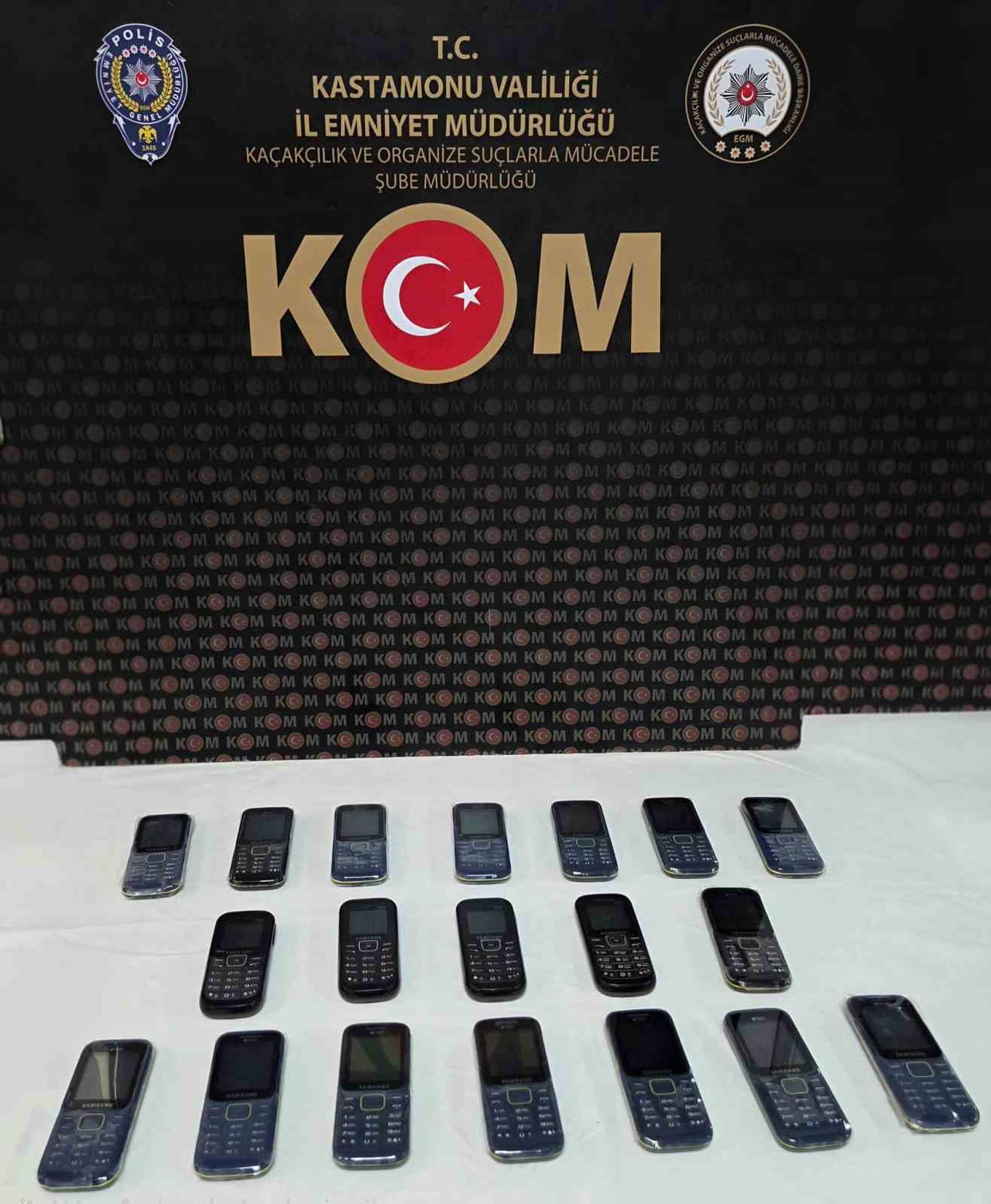 KASTAMONU'DA POLİS EKİPLERİ TARAFINDAN BİR İŞ YERİNDE YAPILAN ARAMADA 19 ADET GÜMRÜK KAÇAĞI CEP...