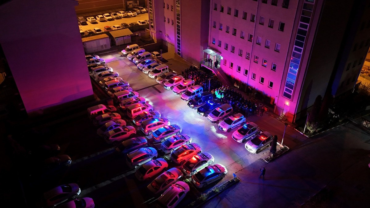 Kastamonu'da polis ekiplerince düzenlenen eş zamanlı uygulamada 2 bin 888 kişi sorgulandı ve 54 iş...