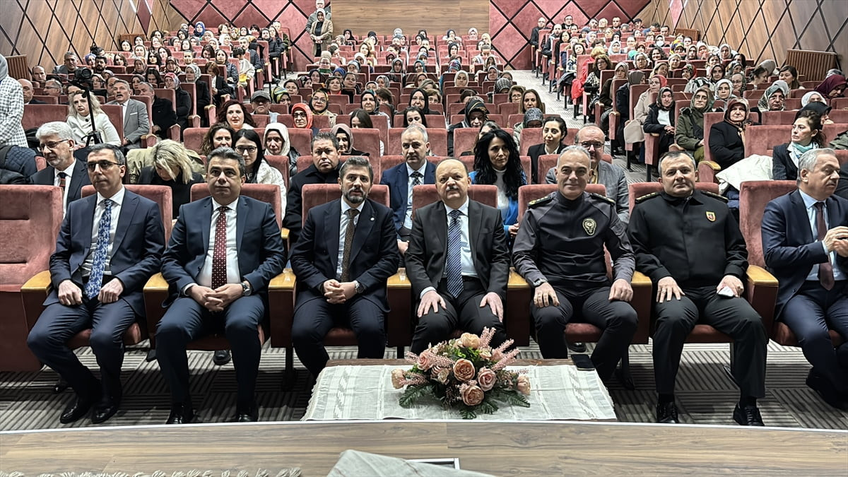 Kastamonu'da, "Gelenekten Geleceğe Ahşap Sanatı" panel ve sergisi gerçekleştirildi. Kastamonu...