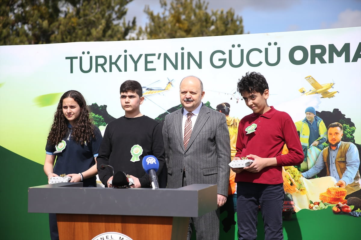 Kastamonu'da "Türkiye'nin gücü orman" programında 1340 fidan toprakla buluşturuldu. Kastamonu...