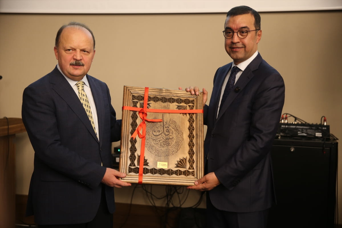 Kastamonu'da sevgi evleri ile yurtlarda kalan öğrenciler, huzurevi sakinleri ile bir otelde...