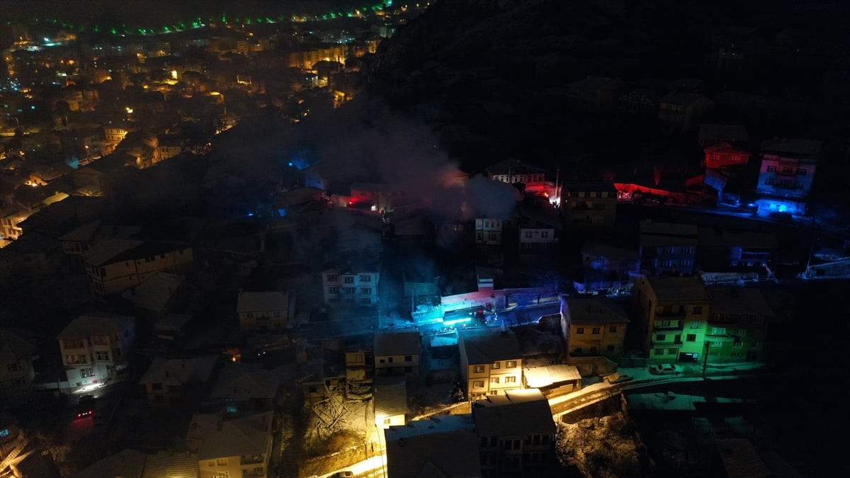 Kastamonu'da tarihi konakta çıkan yangın nedeniyle konak kullanılamaz hale gelirken yangın iki eve...