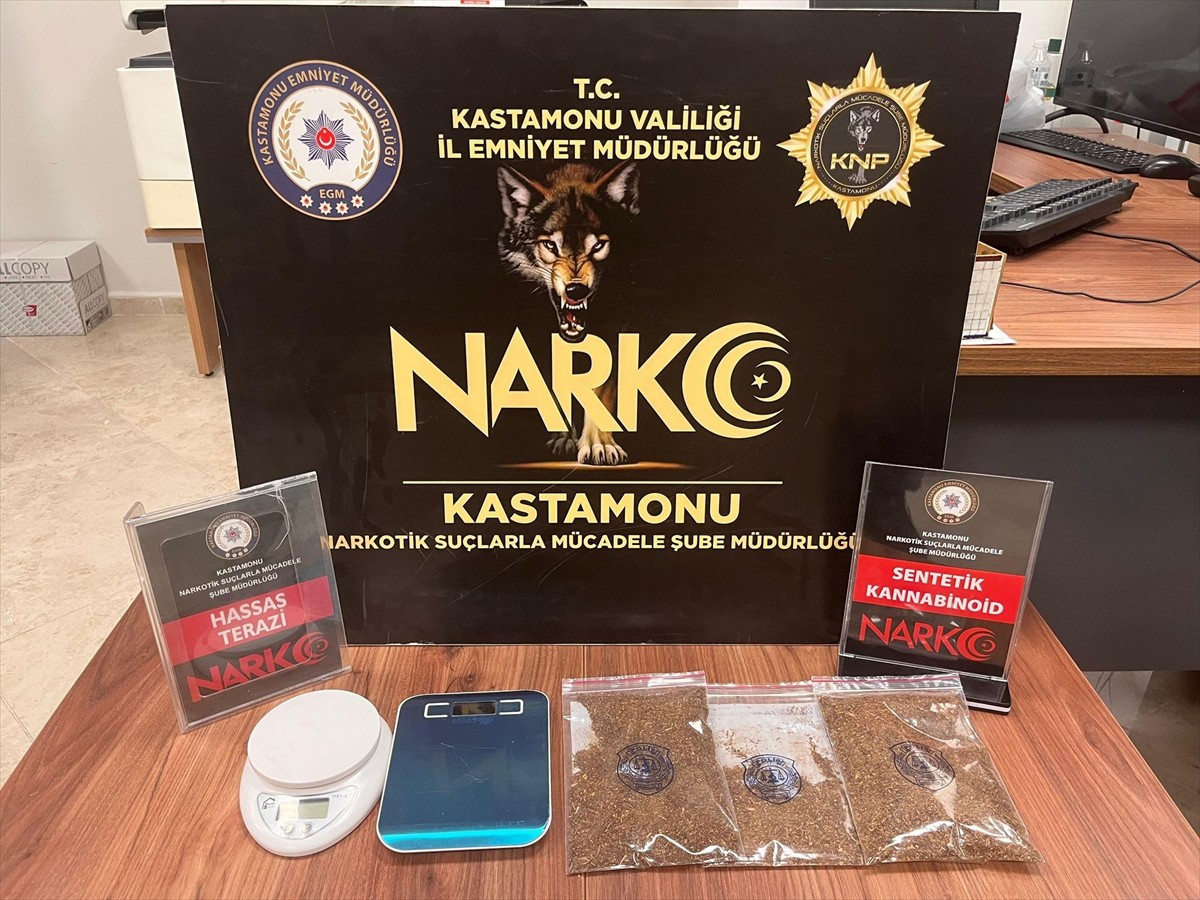 Kastamonu'da uyuşturucu operasyonunda yakalanan 2 şüpheli tutuklandı. Aramada 148,2 gram sentetik...