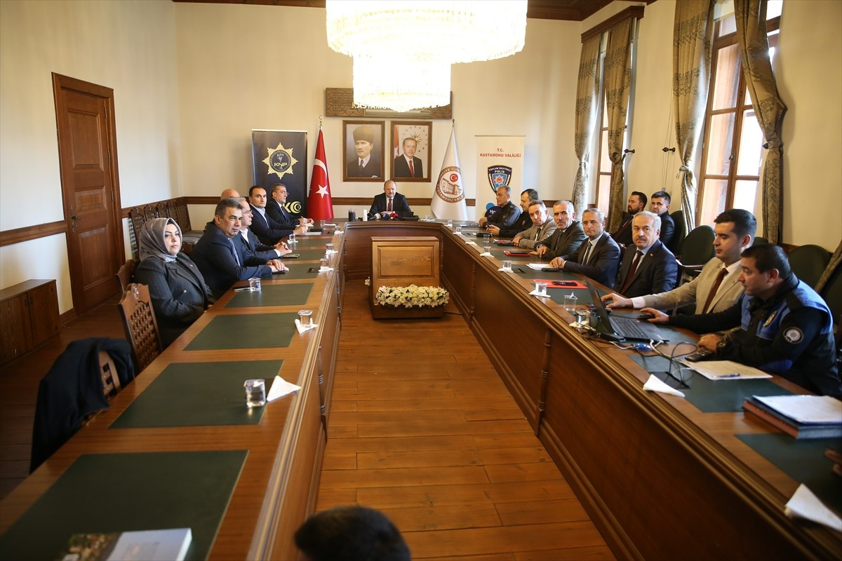 Kastamonu'da uyuşturucuyla mücadele kapsamında "Asil Kanı Kirletme, Geleceğine Sahip Çık" projesi...