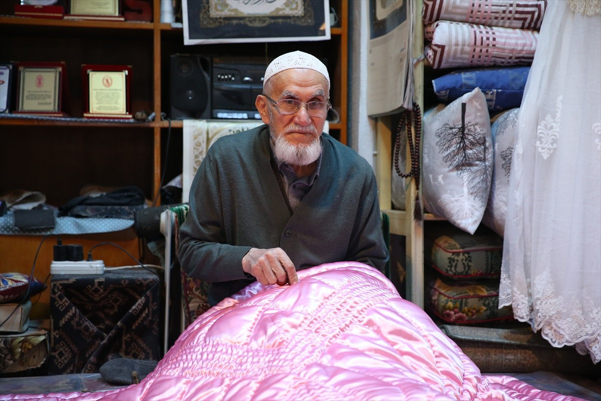 Kastamonu'da yaşayan Şerafettin Küçükbulut, yorgancılık mesleğini ilerleyen yaşına rağmen devam...