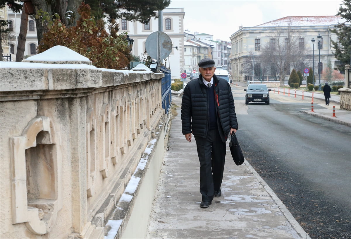 Kastamonu'da yaşayan ve günün 6 saatini kütüphanede araştırma yaparak geçiren 81 yaşındaki emekli...