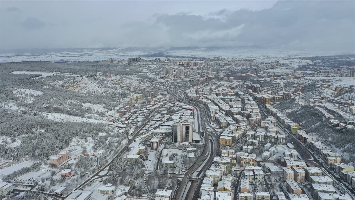 Kastamonu'da yoğun kar yağışı etkili oldu. Karın kent merkezinde oluşturduğu manzara dron ile...