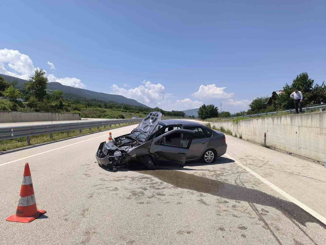 KASTAMONU'NUN ARAÇ İLÇESİNDE OTOMOBİLİN İSTİNAT DUVARINA ÇARPMASI NETİCESİNE MEYDANA GELEN KAZADA...