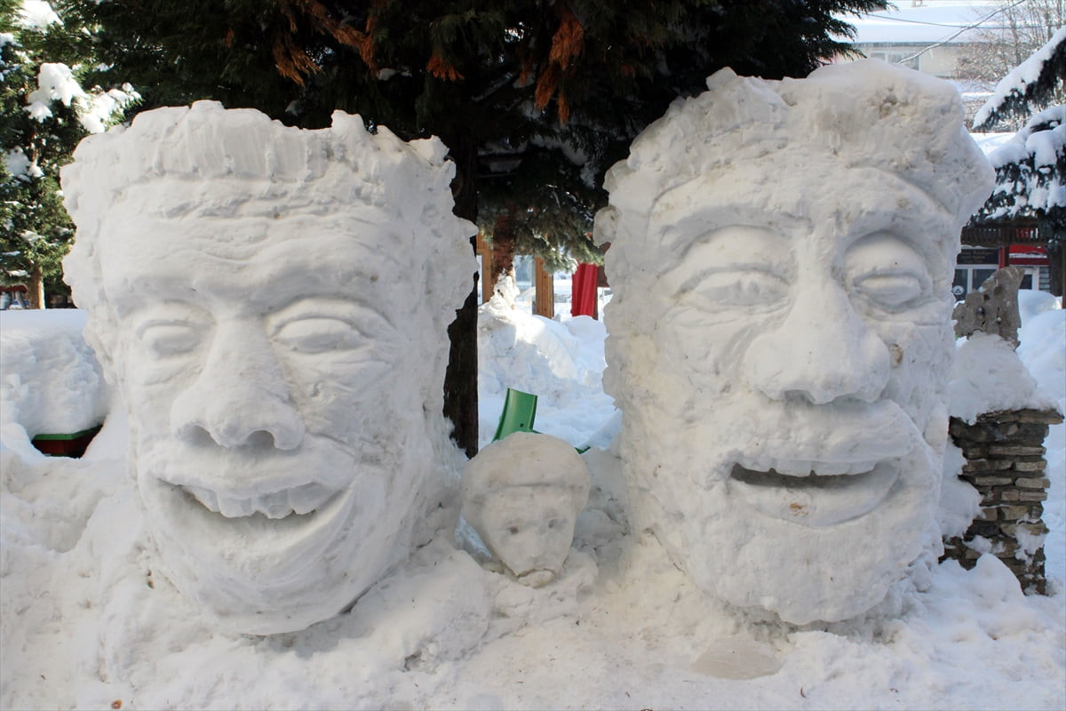 Kastamonu'nun Azdavay ilçesinde 11 yıldır kardan heykeller yapan esnaf Tacettin Kömür, bu yıl...