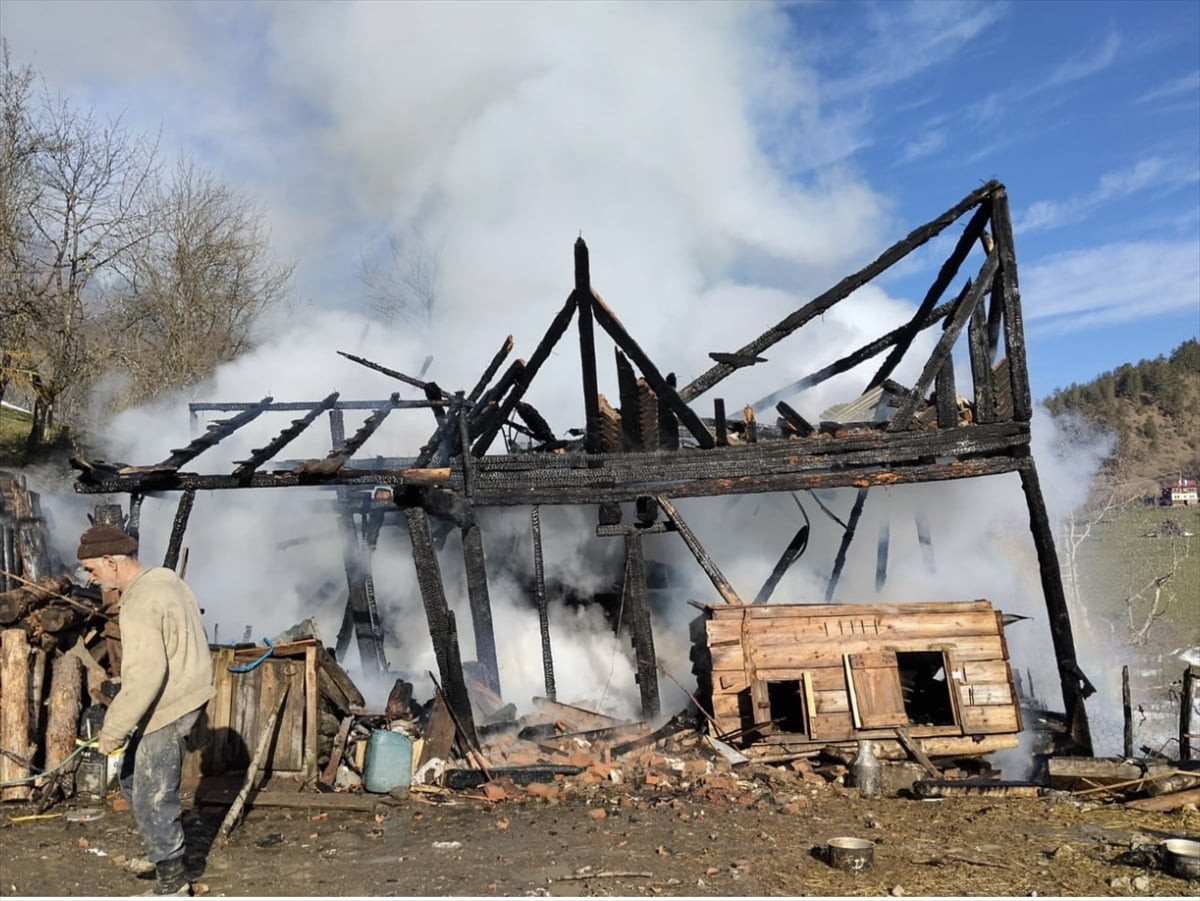 Kastamonu'nun Azdavay ilçesinde çıkan yangında 2 katlı ahşap ev kullanılamaz hale geldi.