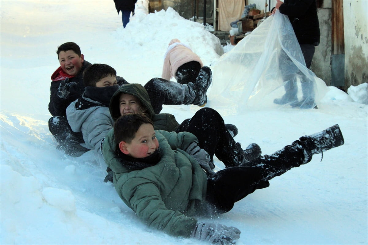 Kastamonu'nun Azdavay ilçesinde çoğunluğu ilkokul ve ortaokul çağında olan çocuklar, mahalle...