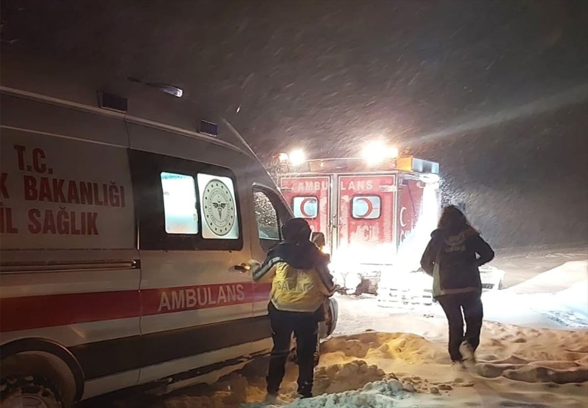 Kastamonu'nun Azdavay ilçesinde kar nedeniyle evlerinde mahsur kalan 2 hasta Ulusal Medikal...