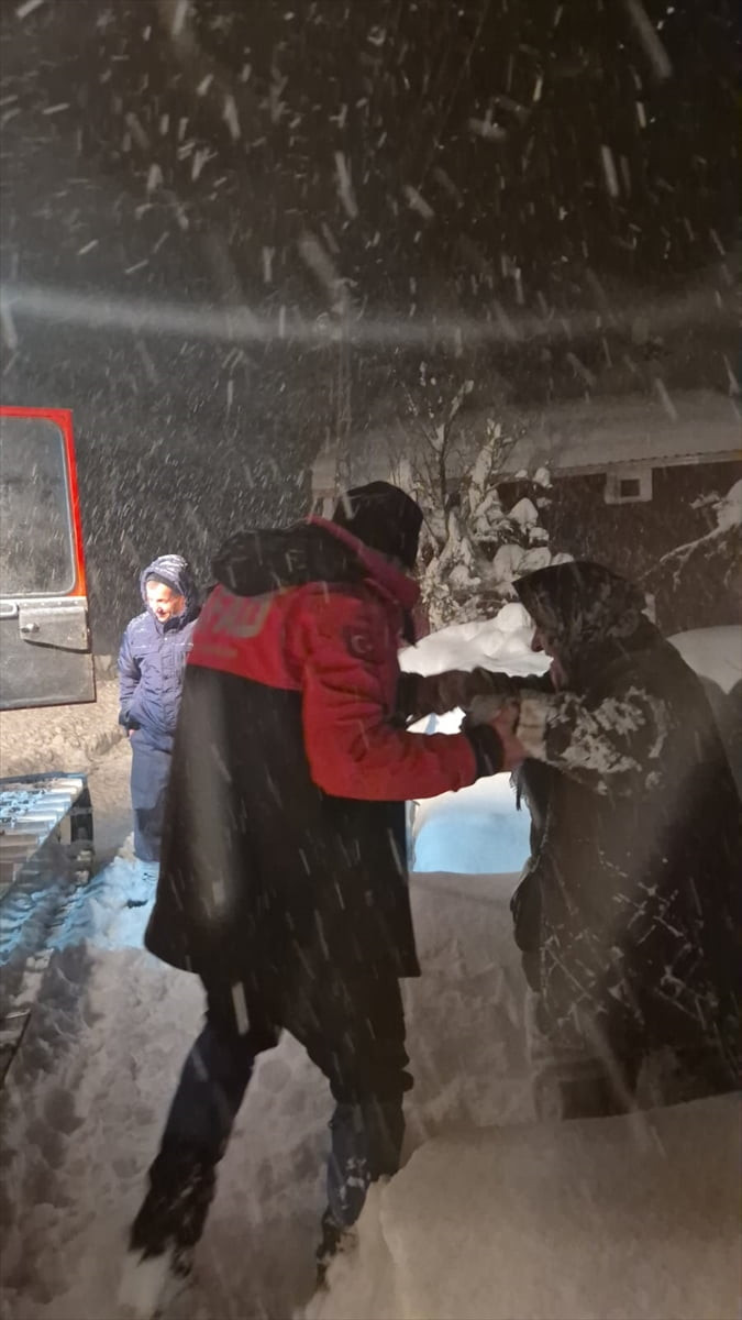 Kastamonu'nun Azdavay ilçesinde kar nedeniyle yolu kapanan köydeki hasta, ekiplerin çalışması...