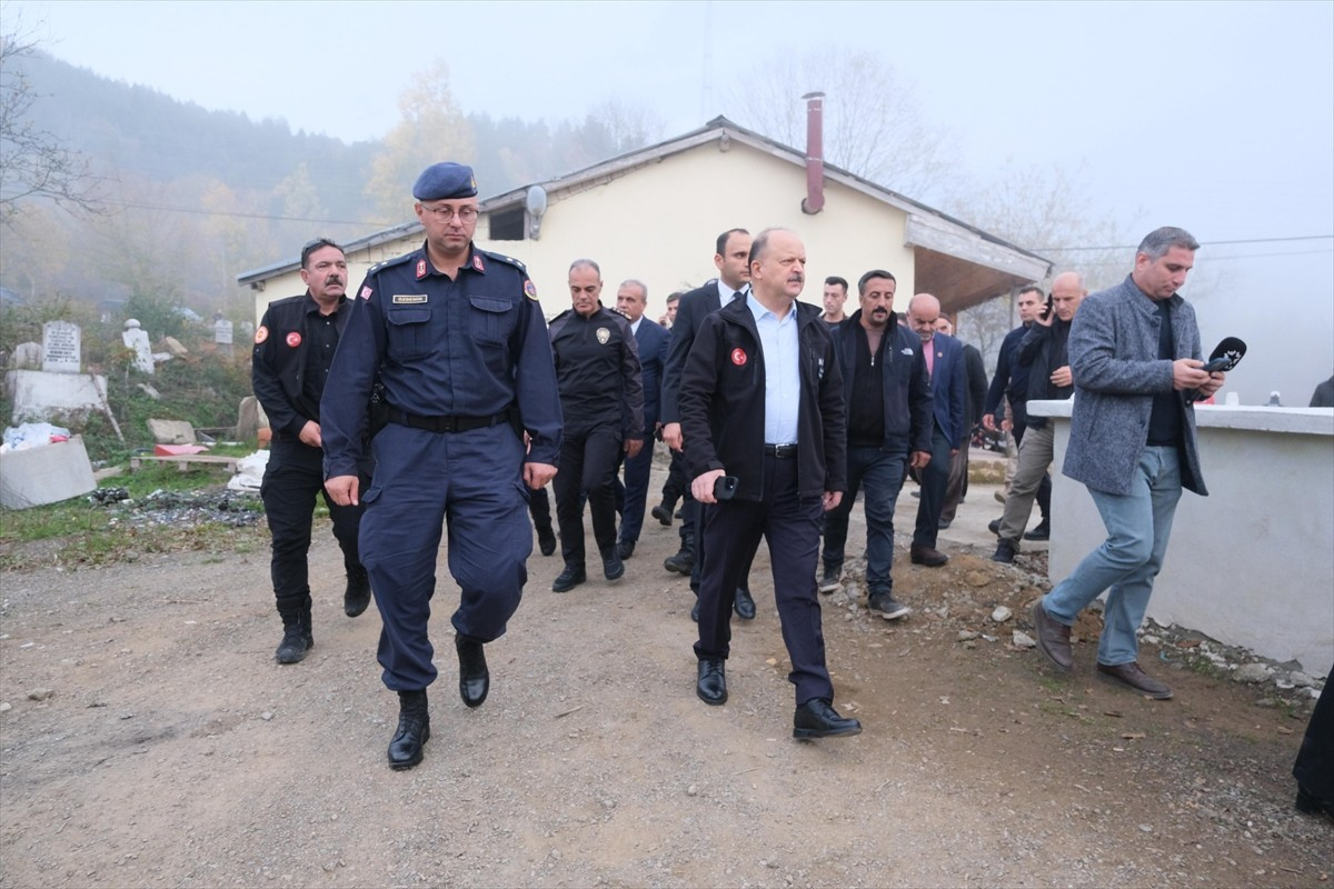 Kastamonu'nun Bozkurt ilçesinde 4 gün önce evden ayrıldıktan sonra haber alınamayan kadın ile 5...