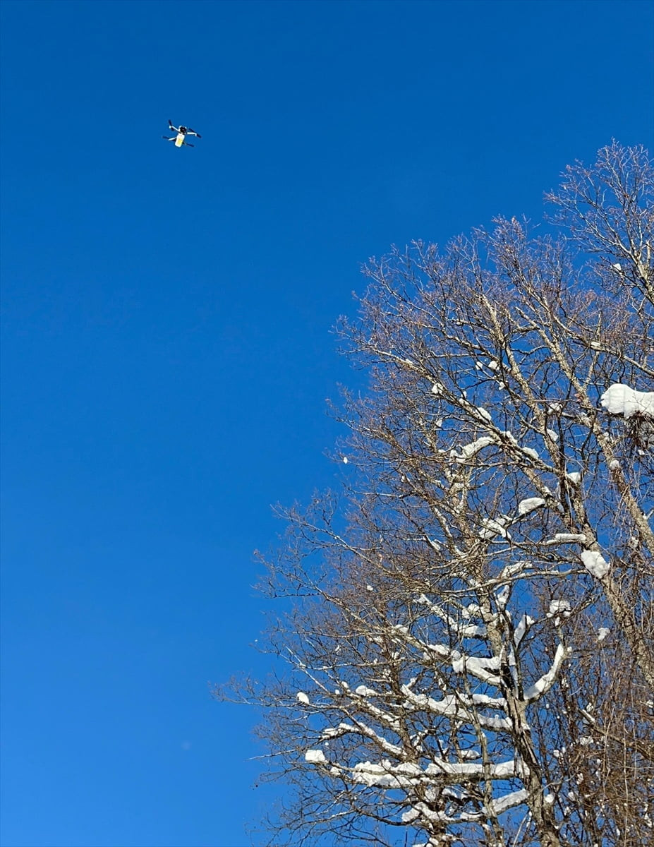 Kastamonu'nun Bozkurt ilçesinde kar nedeniyle yolu kapalı olan köydeki hastanın ilaçları, 112 Acil...