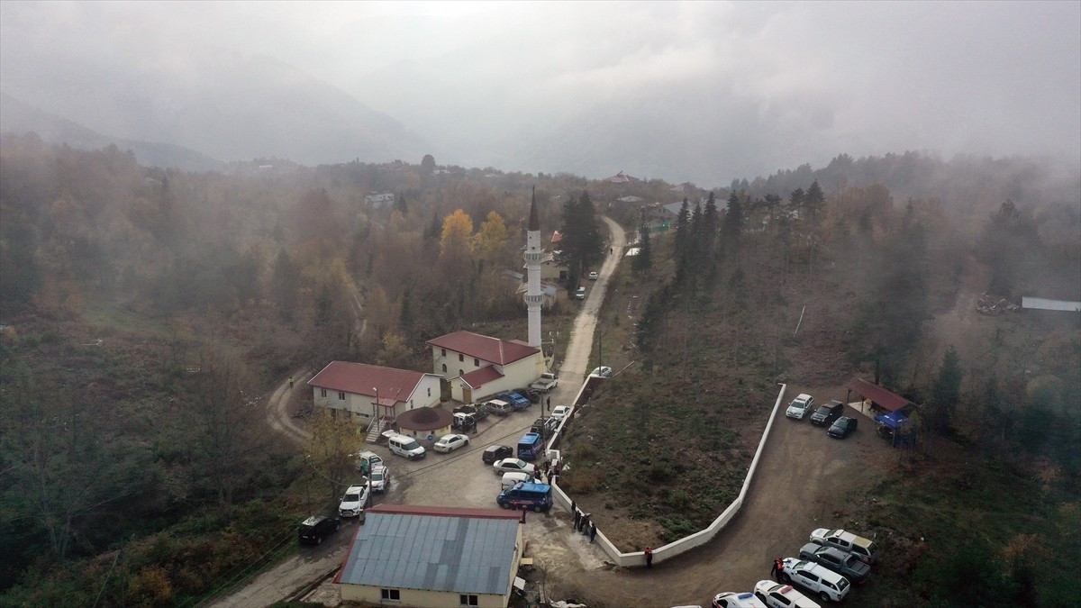 Kastamonu'nun Bozkurt ilçesinde üç gün önce evden ayrıldıktan sonra haber alınamayan kadın ile 5...