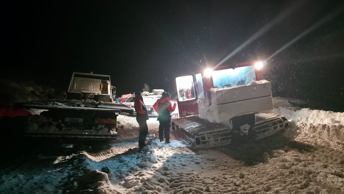 Kastamonu'nun Bozkurt ilçesinde, yoğun kar yağışı nedeniyle yolu kapanan köyde rahatsızlanan kişi...