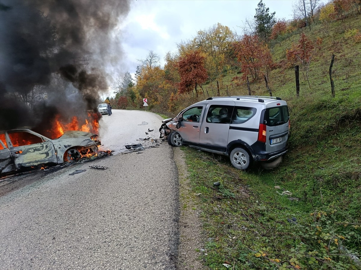 Kastamonu'nun Çatalzeytin ilçesinde otomobilin hafif ticari araçla çarpıştıktan sonra alev alması...