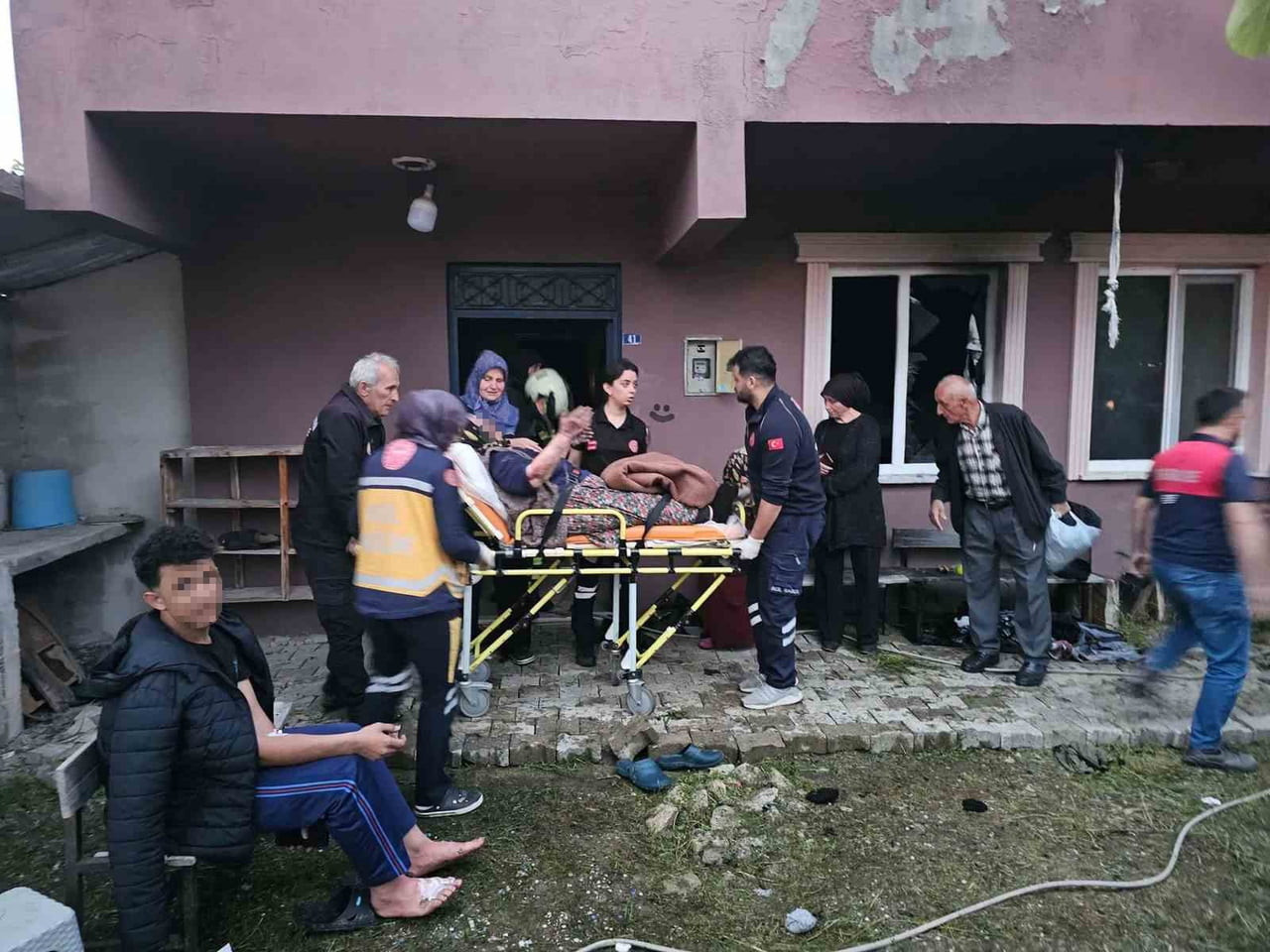 KASTAMONU'NUN ÇATALZEYTİN İLÇESİNDE SOBAYI YAKMAK İÇİN KULLANILAN BENZİN BİDONU PATLADI. EVDE...