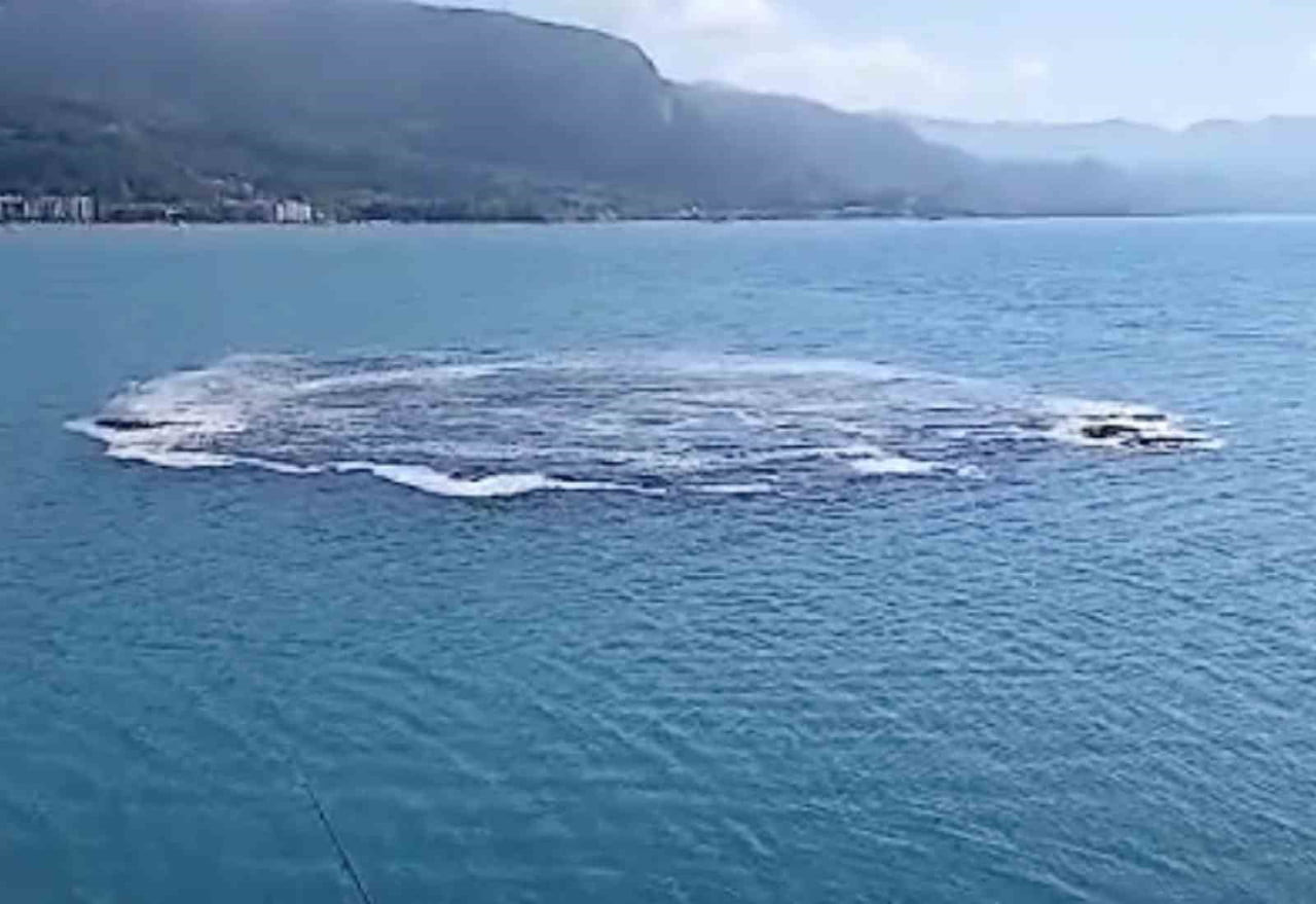 KASTAMONU'NUN CİDE İLÇESİNDE 10 DAKİKA BOYUNCA DENİZİN KABARMASI BALIK TUTAN VATANDAŞLARA PANİK...