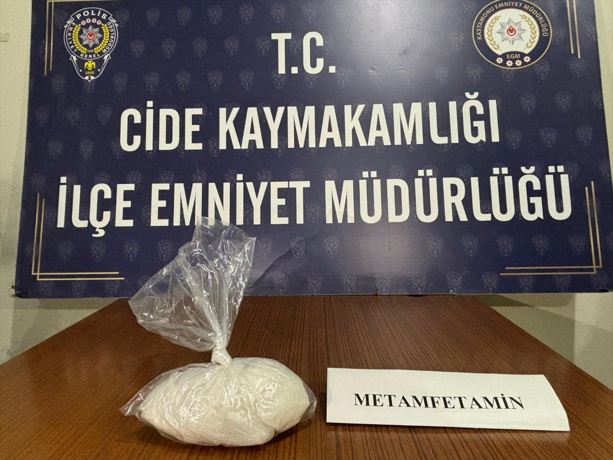 Kastamonu'nun Cide ilçesinde düzenlenen uyuşturucu operasyonunda gözaltına alınan şüpheli...