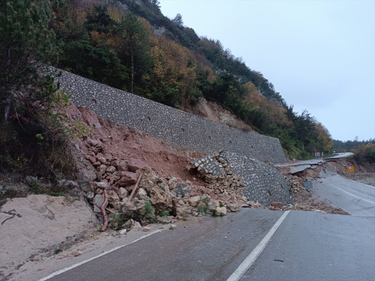 Kastamonu'nun Cide ilçesinde heyelan, Devrekani ve Bozkurt ilçelerinde ise kar yağışı nedeniyle...