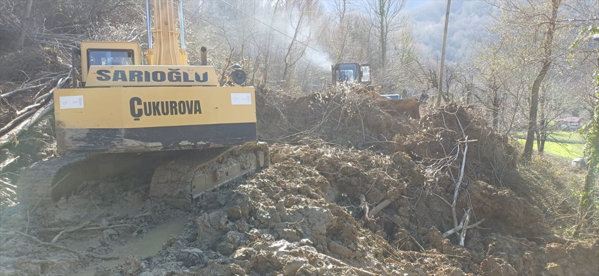 Kastamonu'nun Cide ilçesinde heyelan nedeniyle kapanan köy yolu, ekiplerin çalışmasıyla tekrar...