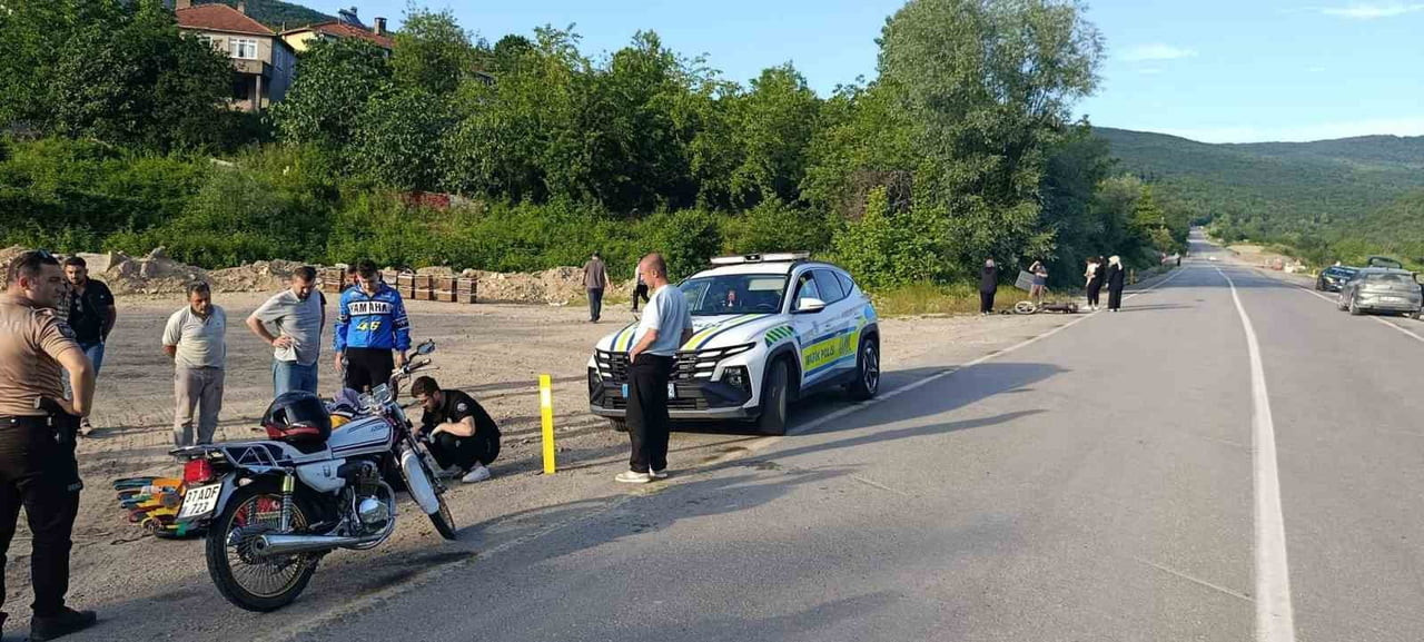 KASTAMONU'NUN CİDE İLÇESİNDE SEYİR HALİNDEYKEN ÇARPIŞAN MOTOSİKLETLERDEN DÜŞEN 2 SÜRÜCÜ...
