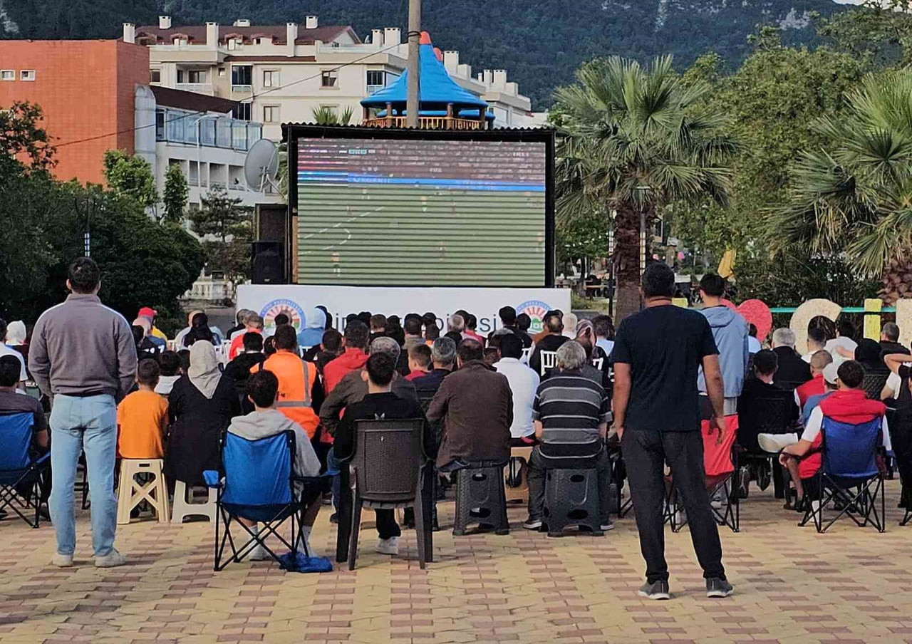 KASTAMONU'NUN CİDE İLÇESİNDE VATANDAŞLAR, A MİLLİ FUTBOL TAKIMI'NIN 2026 DÜNYA KUPASI'NDAKİ İLK...