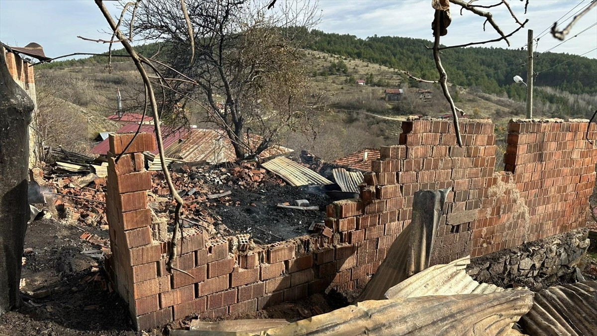 Kastamonu'nun Daday ilçesinde bir evde çıkan yangında bir kişi hayatını kaybetti. 