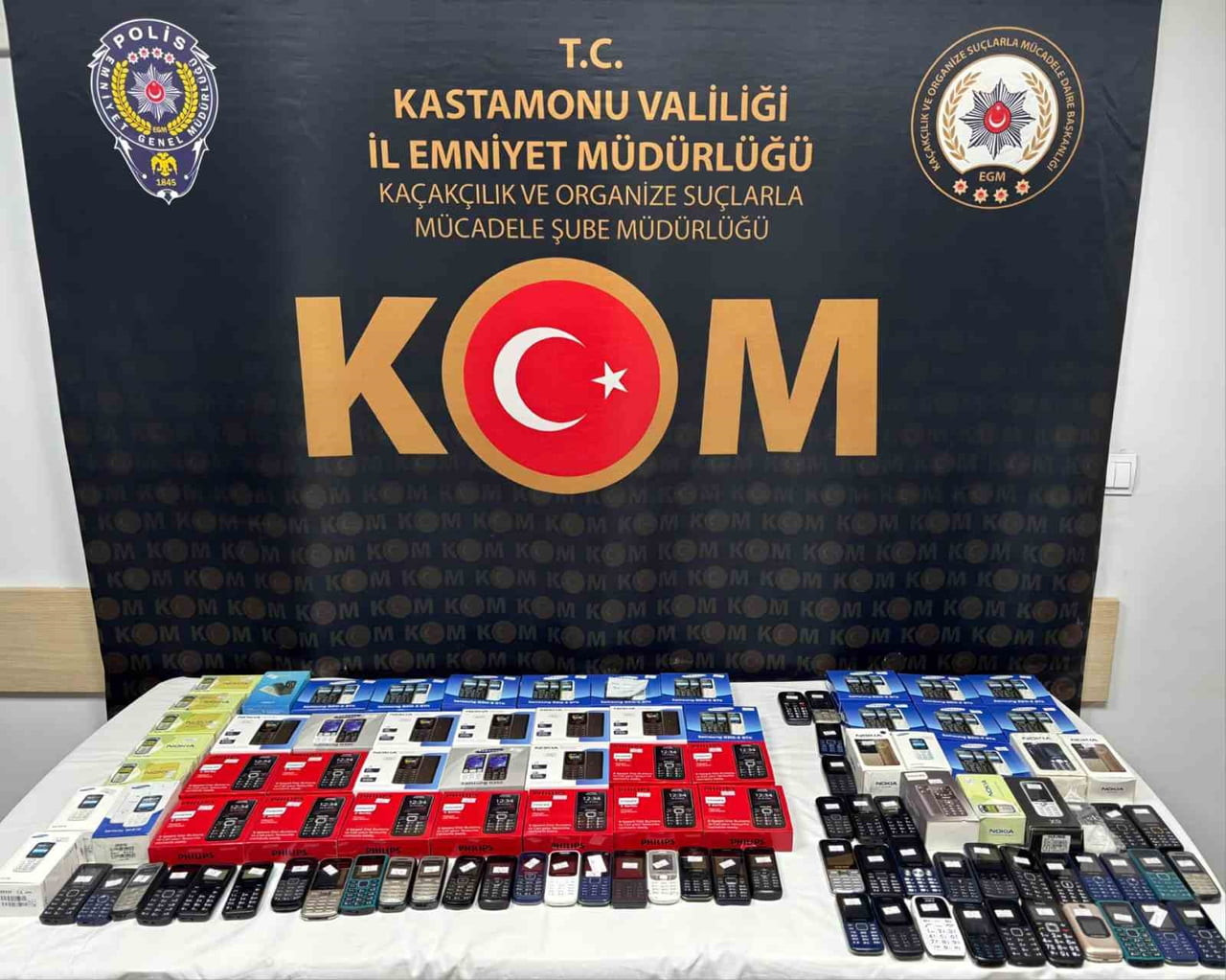 KASTAMONU'NUN DADAY İLÇESİNDE POLİS EKİPLERİNCE BİR ARAÇTA YAPILAN ARAMADA 102 ADET GÜMRÜK KAÇAĞI...