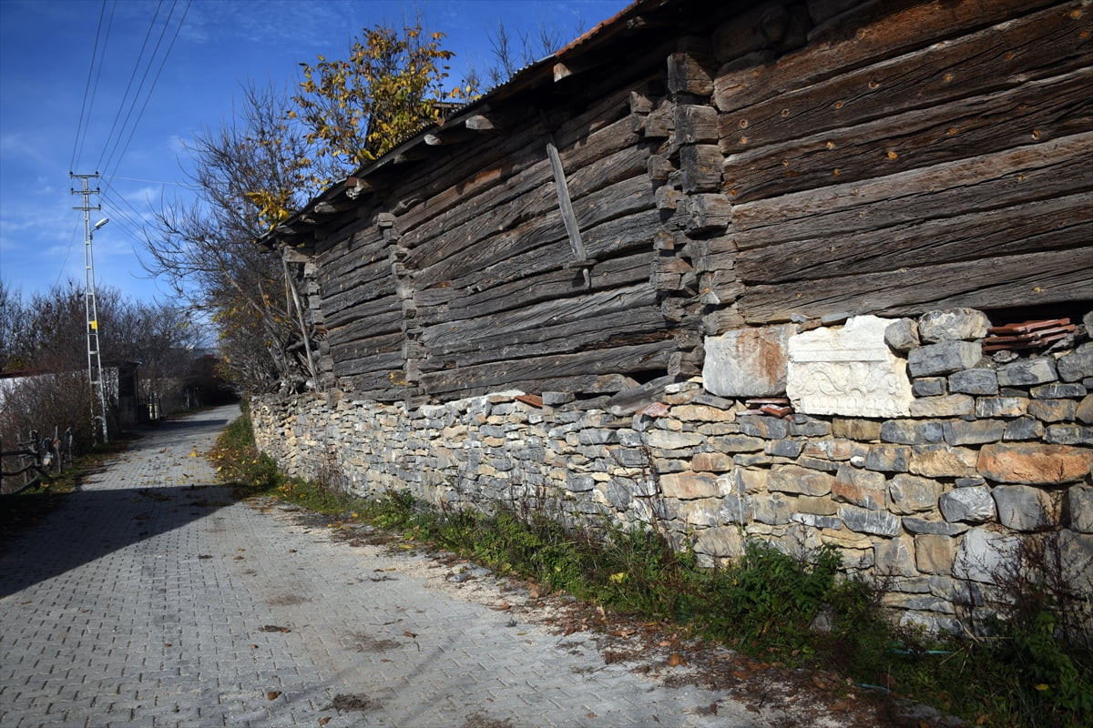 Kastamonu'nun Daday ilçesindeki Zeus Tapınağı'ndan geçmişte yöre halkı tarafından alınarak...