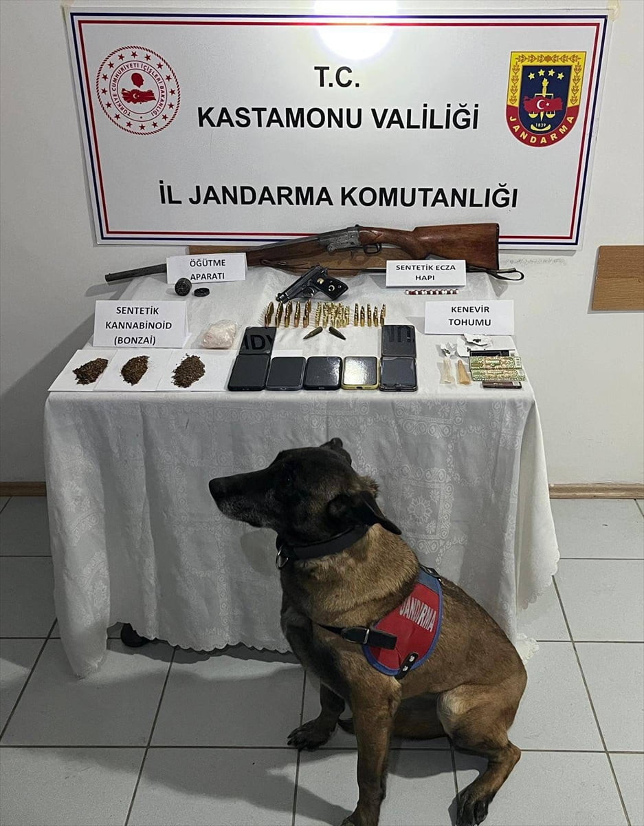 Kastamonu'nun Devrekani ilçesinde düzenlenen uyuşturucu operasyonunda 8 şüpheli gözaltına alındı....