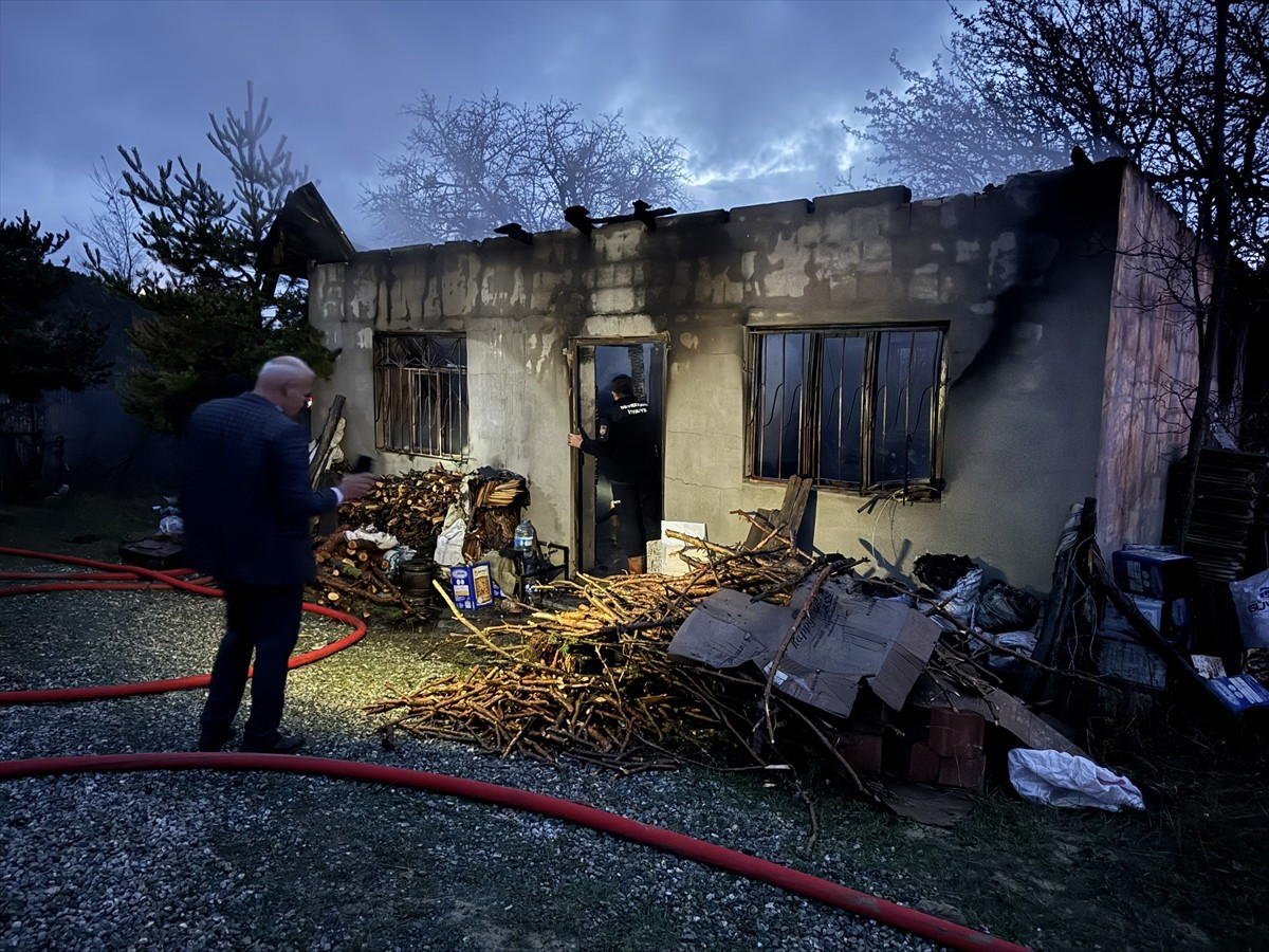 Kastamonu'nun Devrekani ilçesinde evde çıkan yangında 1 kişi yaralandı.