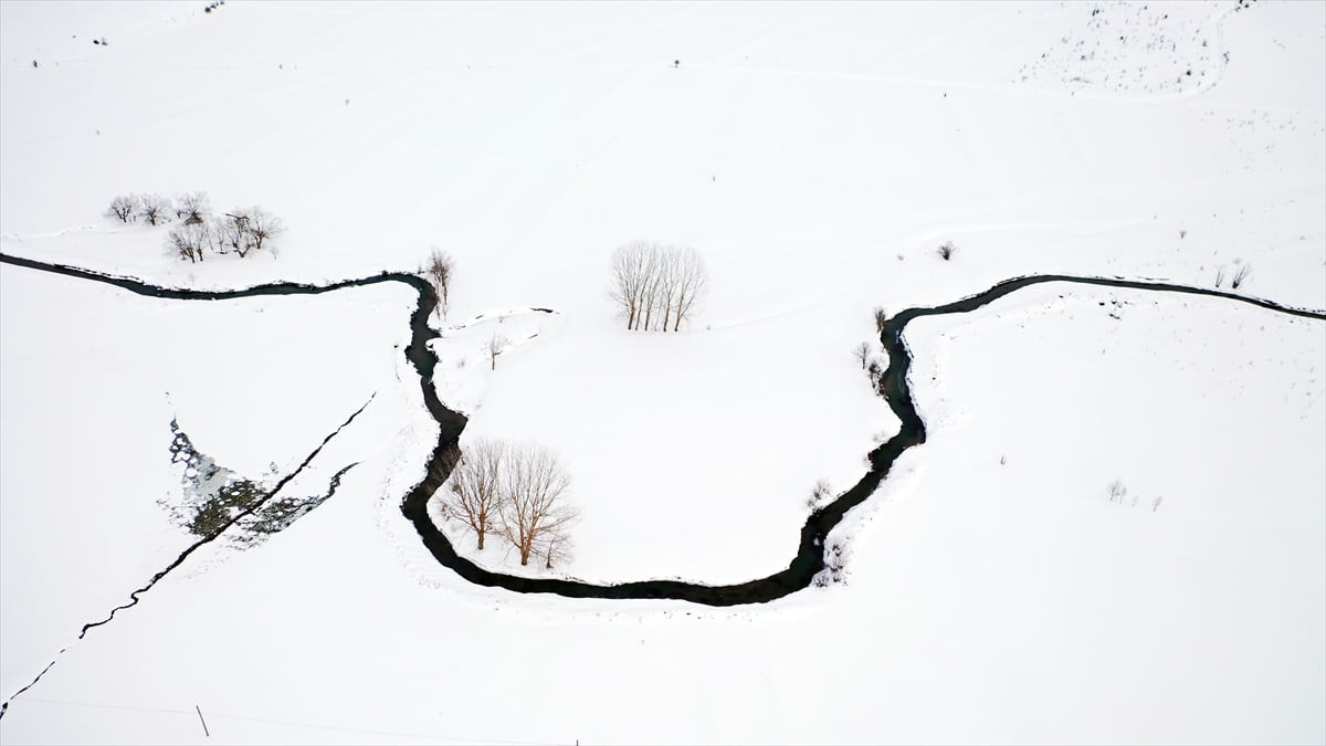 Kastamonu'nun Devrekani ilçesinde karla beyaza bürünen menderesler dronla görüntülendi.