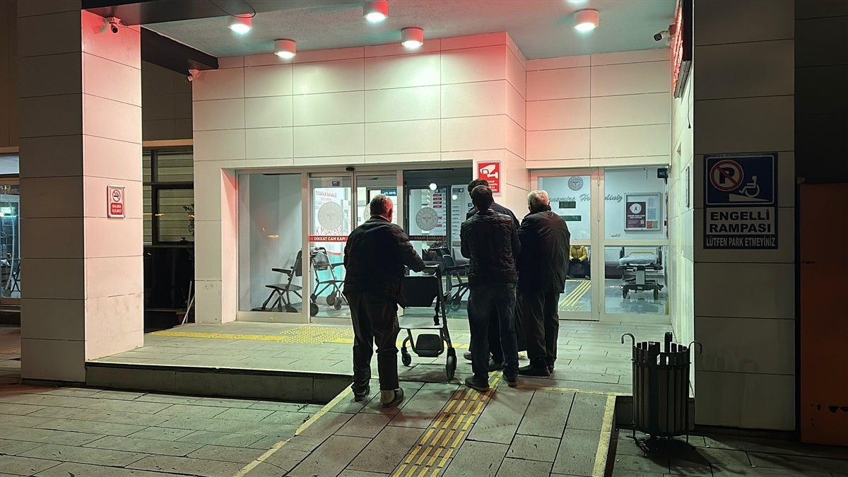 Kastamonu'nun Doğanyurt ilçesinde mevlit programında ikram edilen ayran ve tavuklu pilavdan yiyen...