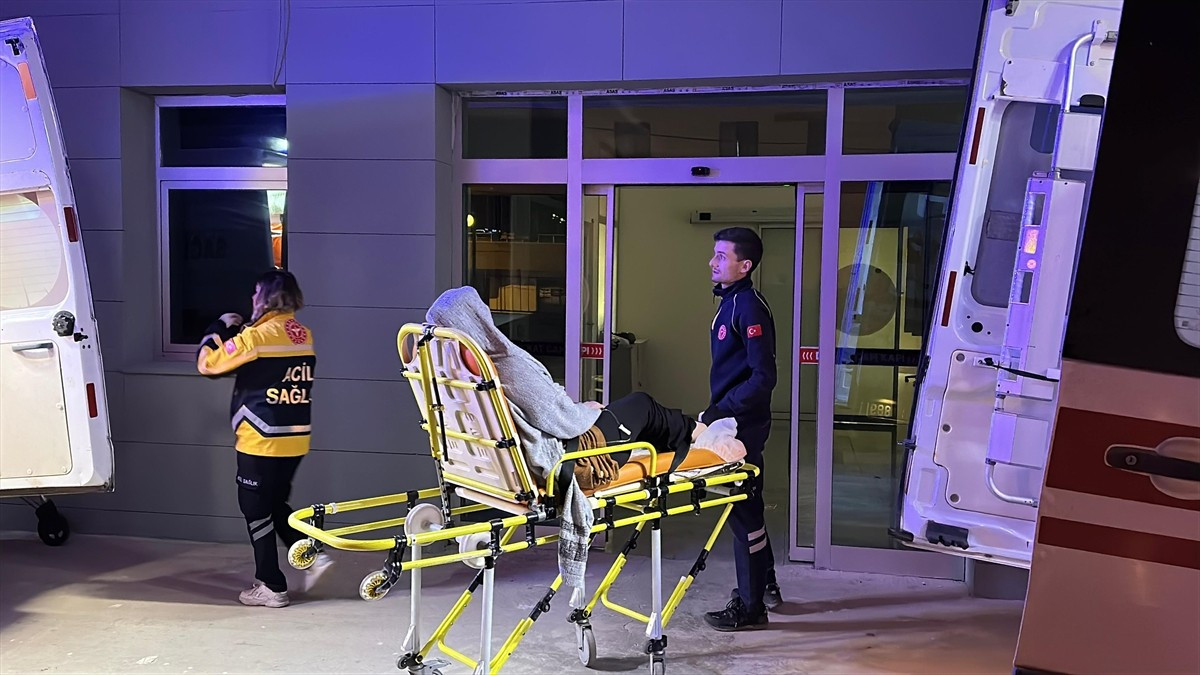 Kastamonu'nun Doğanyurt ilçesinde mevlit programında ikram edilen ayran ve tavuklu pilavdan yiyen...