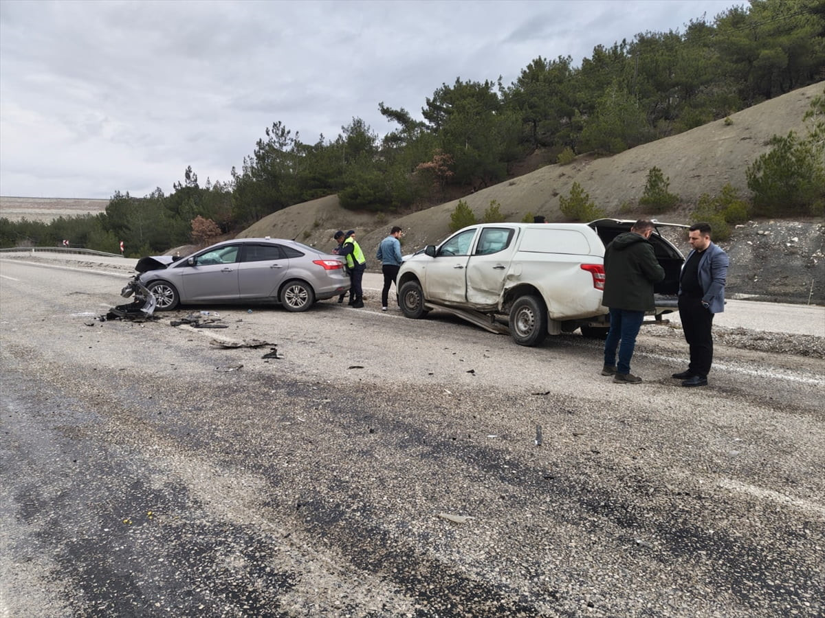 Kastamonu'nun Hanönü ilçesinde, pikapla çarpışan otomobildeki eski Boyabat Belediye Başkanı...