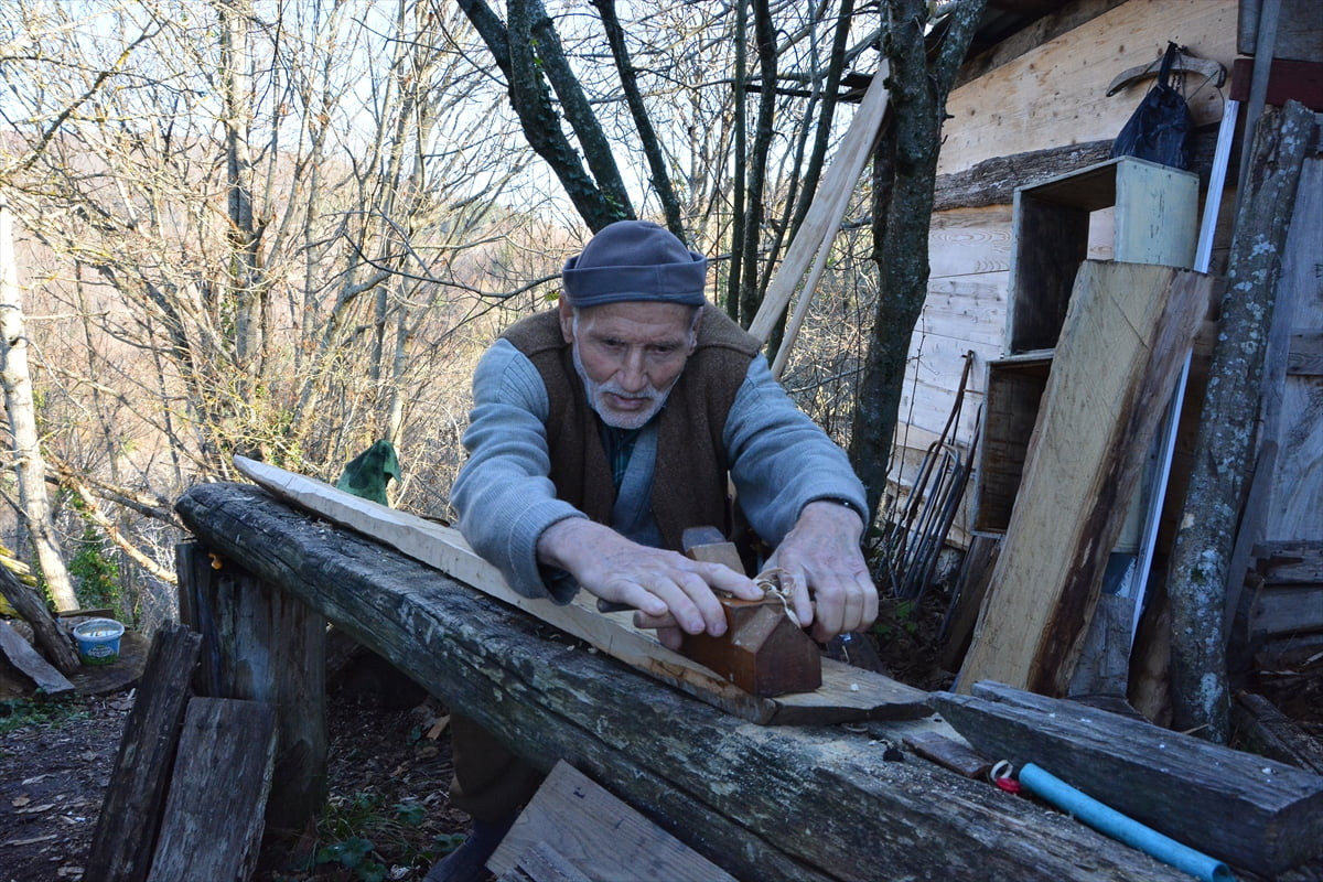 Kastamonu'nun İnebolu ilçesinde 87 yaşındaki Salih Vural, evinin bahçesine kurduğu atölyesinde 15...