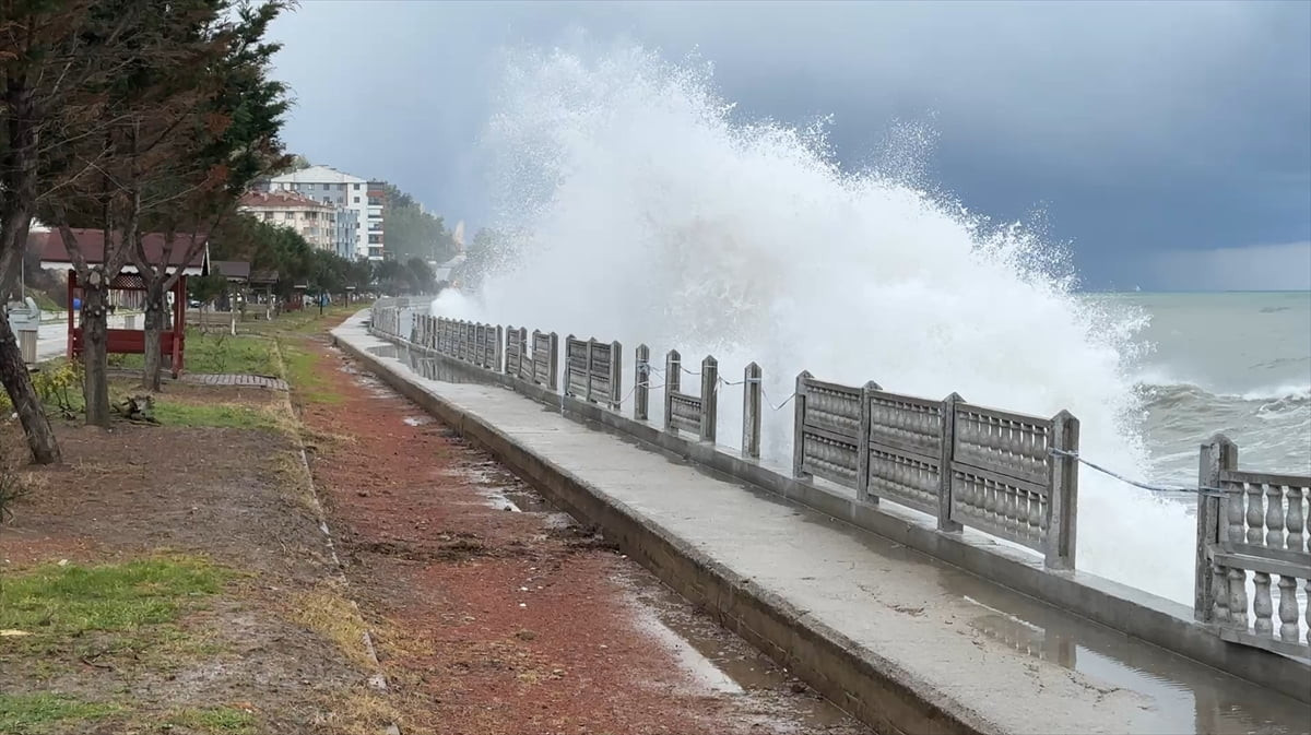 Kastamonu'nun İnebolu ilçesinde etkili olan fırtına, sahil kesiminde hasara neden oldu.