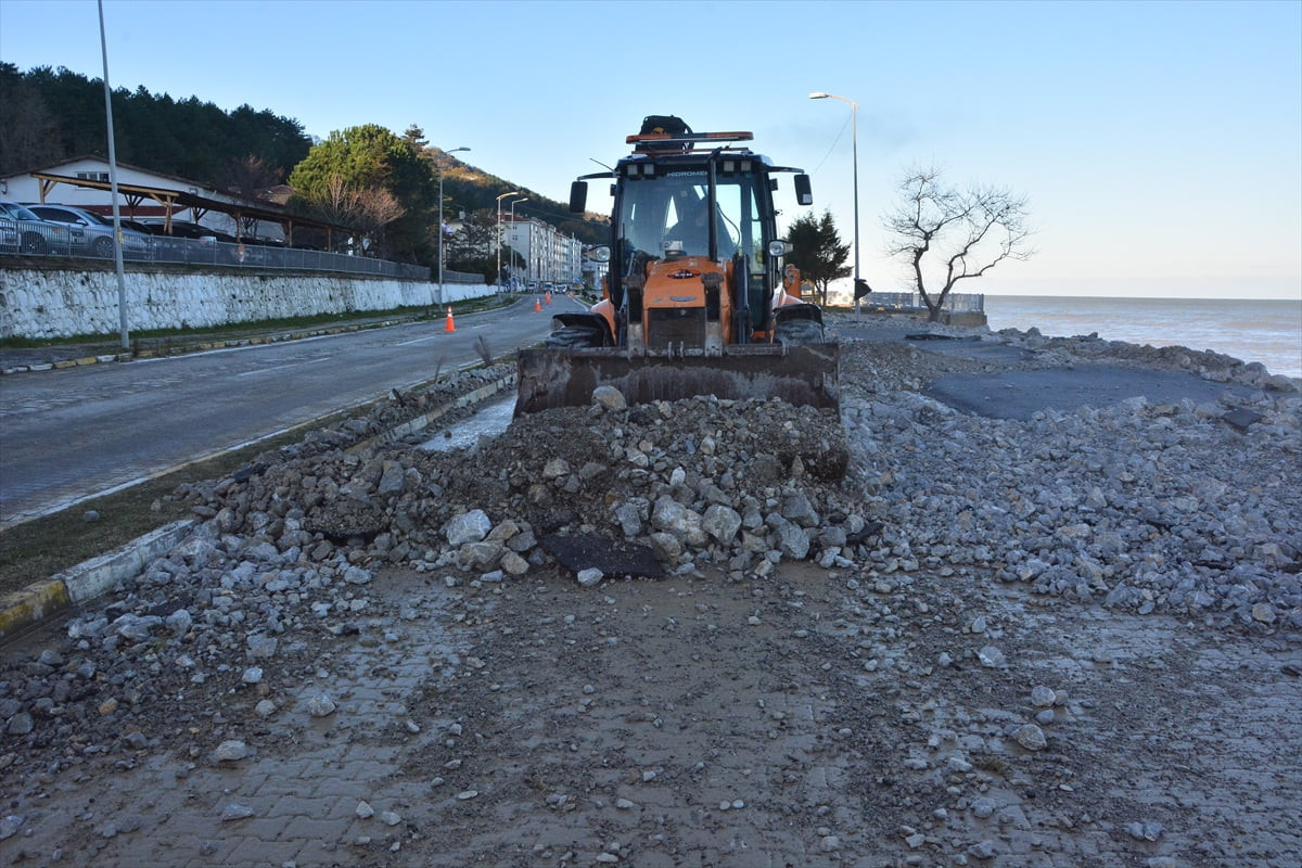 Kastamonu'nun İnebolu ilçesinde etkili olan fırtınanın oluşturduğu dev dalgalar, sahilde hasara...