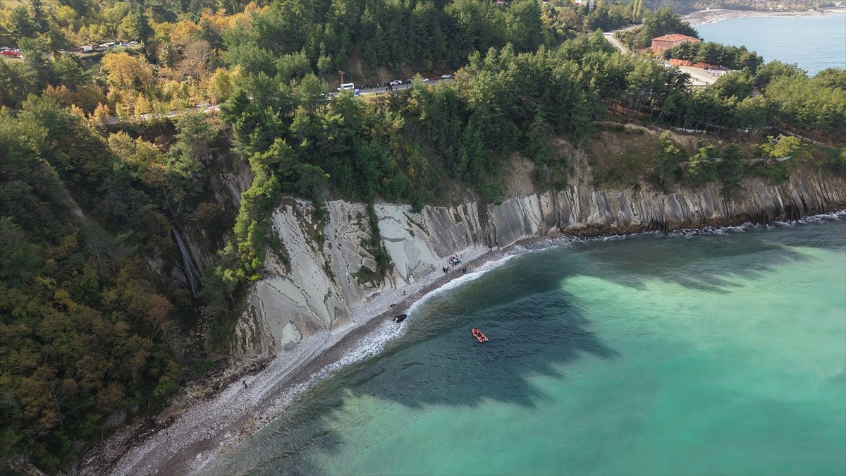 Kastamonu'nun İnebolu ilçesinde iki gündür kayıp olan imam uçurumdan düşen otomobilinin içerisinde...
