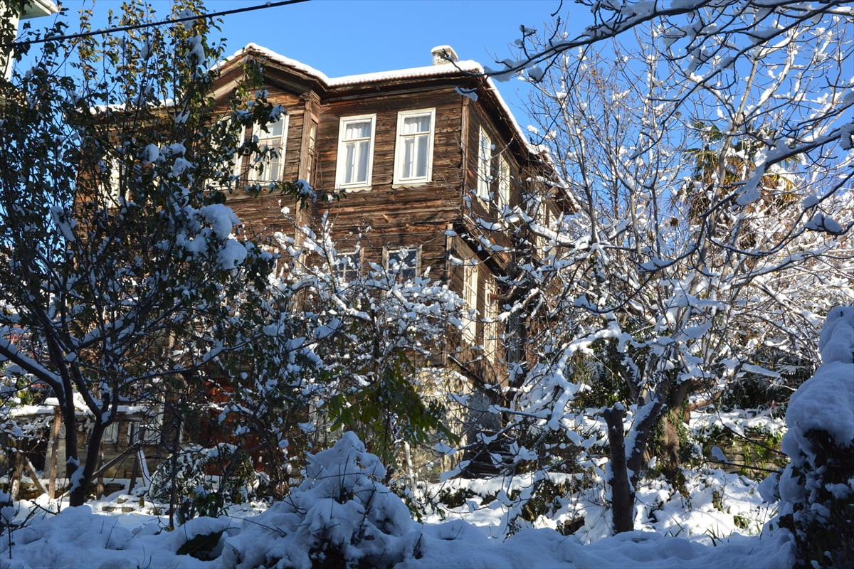  Kastamonu'nun İnebolu ilçesinde tarihi ahşap evler, kar yağışıyla beyaza büründü.
