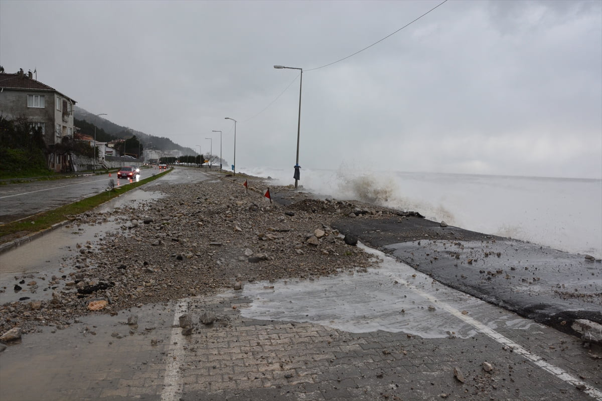 Kastamonu'nun Karadeniz'e sahili bulunan ilçesi İnebolu'da etkili olan fırtına nedeniyle dev...