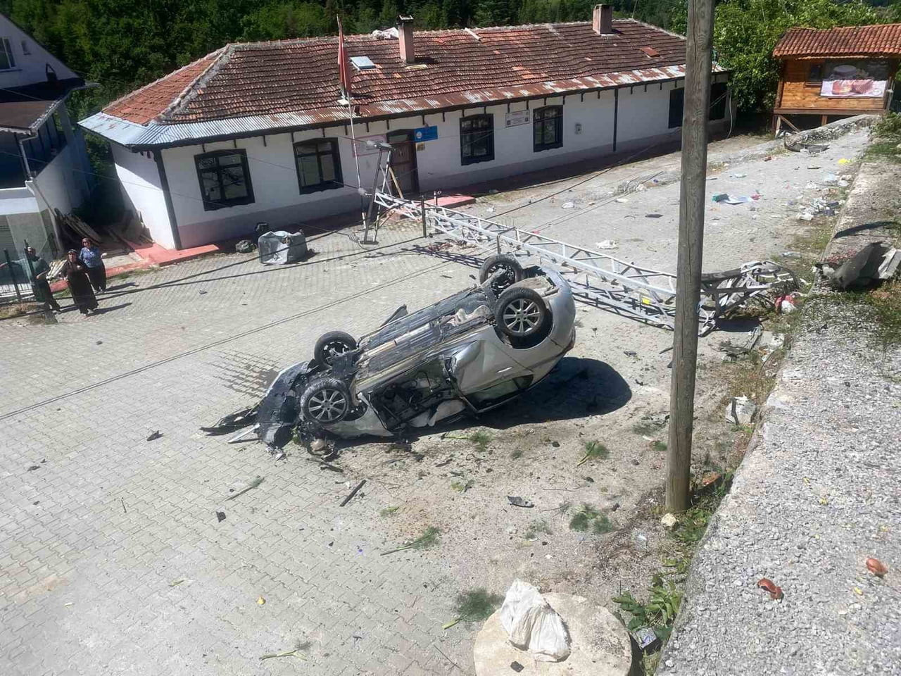 KASTAMONU'NUN KÜRE İLÇESİNDE OTOMOBİLİN TAKLA ATARAK AYDINLATMA DİREĞİNE ÇARPTIĞI KAZADA 1 KİŞİ...
