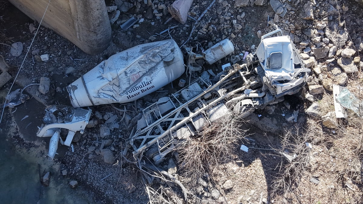 Kastamonu'nun Şenpazar ilçesinde köprüden düşen beton mikserinin sürücüsü ağır...
