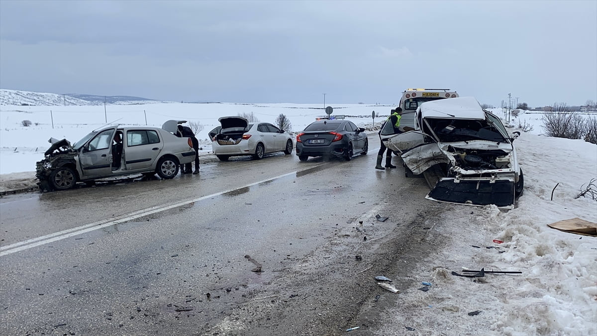 Kastamonu'nun Seydiler ilçesinde iki otomobilin çarpışması sonucu 1 kişi öldü, 2 kişi...
