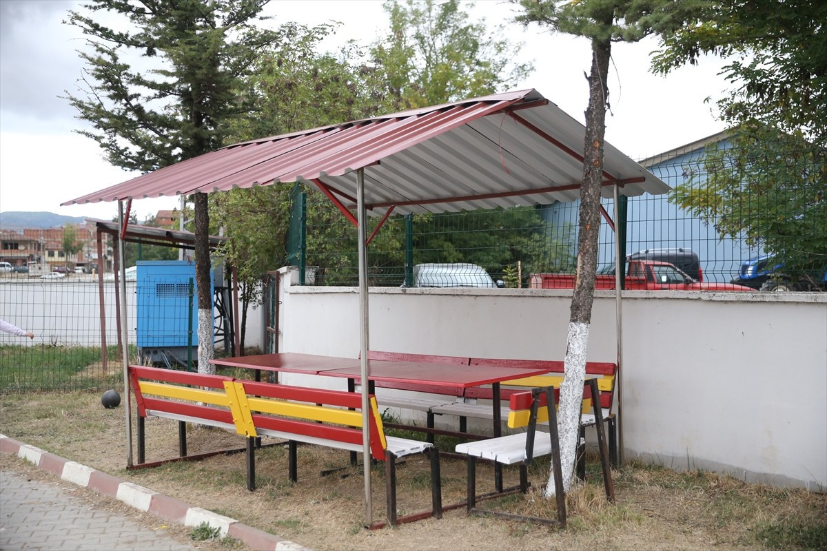Kastamonu'nun Taşköprü ilçesinde bulunan Alatarla Köyü İlkokulunun çehresi okul müdürünün...