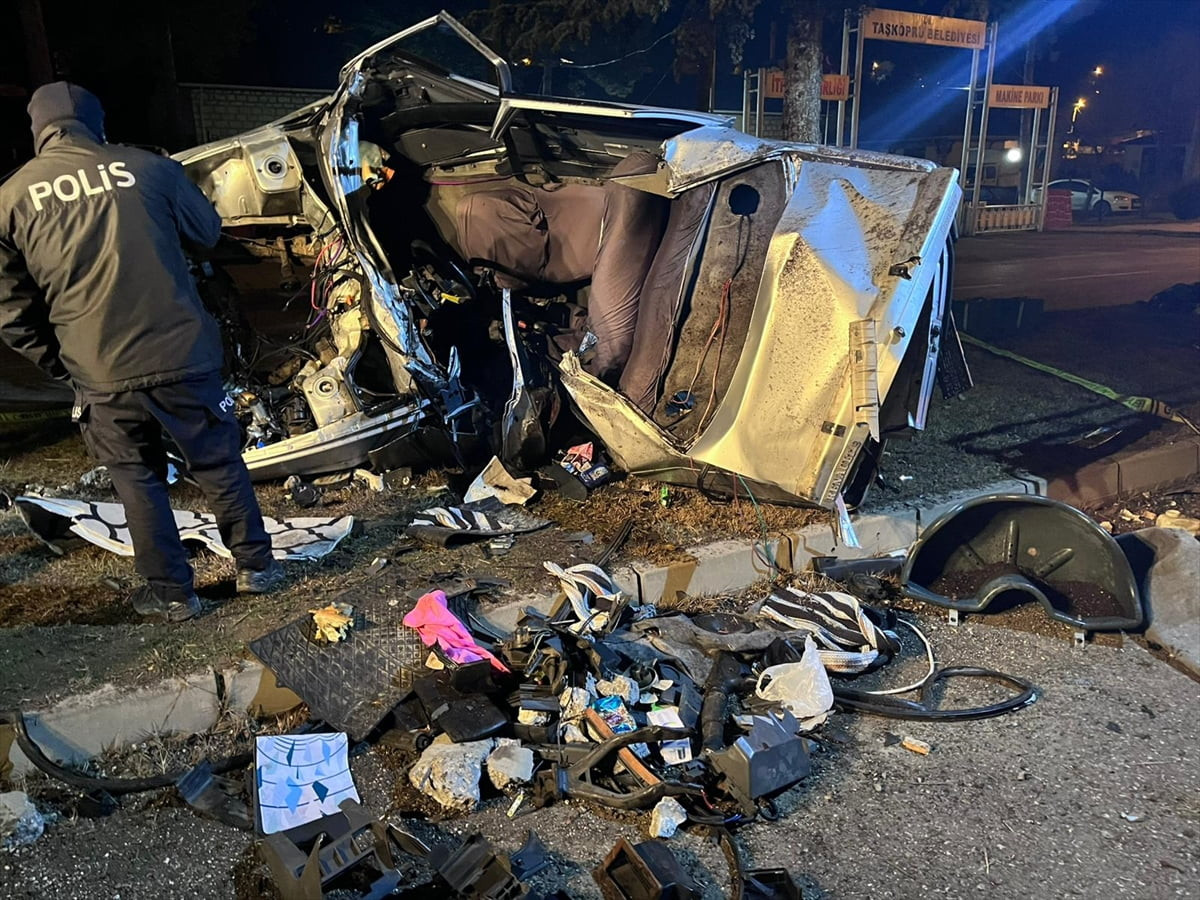 Kastamonu'nun Taşköprü ilçesinde devrilen otomobil sürücüsü hayatını kaybetti. Kaza yerine polis...